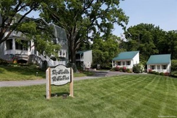 Hotel BY THE SIDE OF THE ROAD (Belmont Estates)